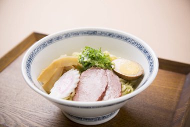 Japon erişteleri beyaz kasede servis edilir.