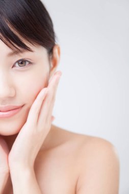 Temiz tenli güzel bir kadının portresi. güzellik tedavi konsepti, kozmetoloji ve spa 