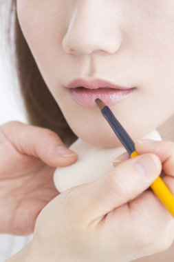 Güzellik salonunda makyaj yapan Asyalı güzel bir kadının yakın çekimi. 