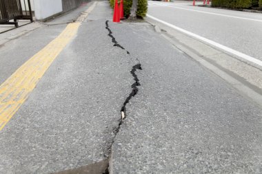 Depremden sonra asfalt yol yüzeyi kırılmış.