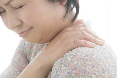 Sırt ağrısı çeken genç Asyalı kadın..