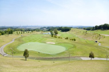 Altın bahçeli manzaralı bir arazi.