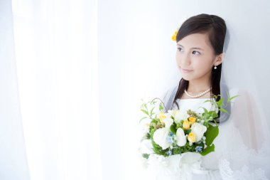 Bir buket çiçekli güzel Japon gelininin portresi