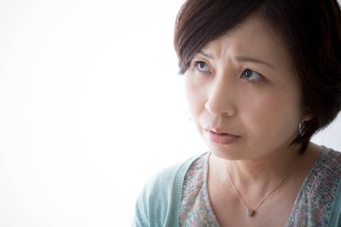 Üzgün yüzlü Asyalı kadın.