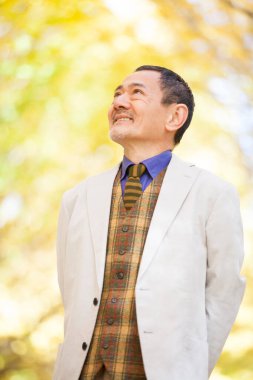 Park 'taki Asyalı kıdemli adam, rahatla ve gülümse.