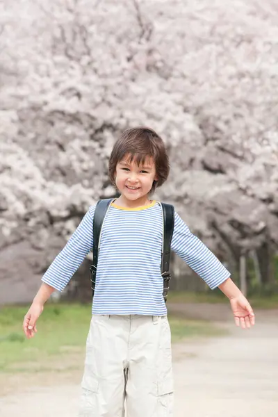 Ładny Japoński Chłopiec Plecakiem Parku Wiosennym Koncepcja Edukacji — Zdjęcie stockowe