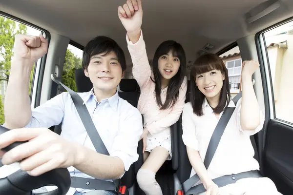 Junge Glückliche Asiatische Familie Auto — Stockfoto