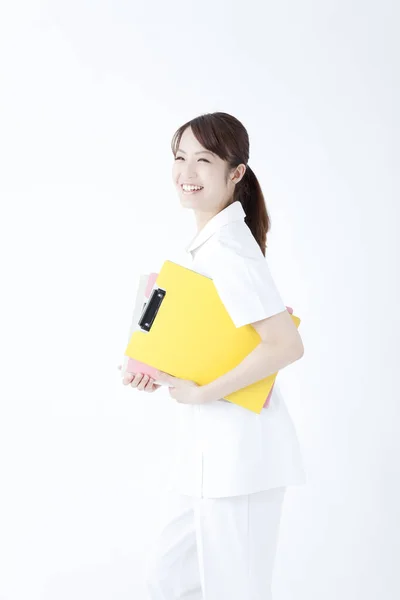 Retrato Estudio Hermosa Enfermera Japonesa Bata Blanca Alegre Médico Aislado — Foto de Stock