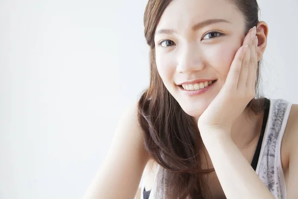Nahaufnahme Porträt Einer Lächelnden Japanerin Die Sich Die Hand Lehnt — Stockfoto