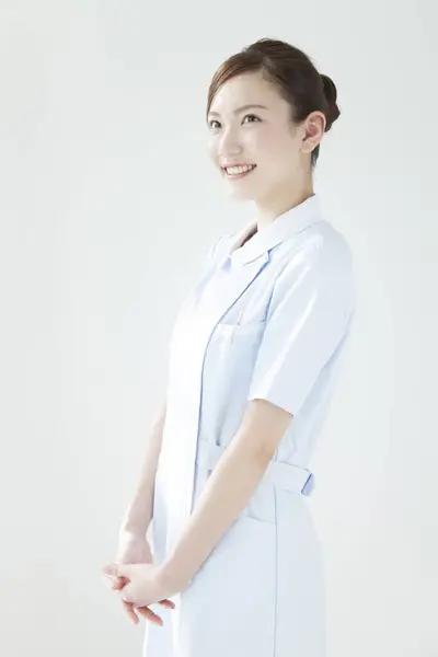 Junge Asiatische Ärztin Lächelt — Stockfoto