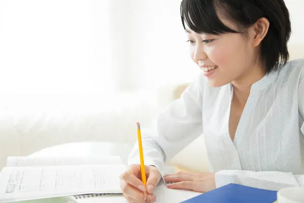 Schattig Aziatisch Meisje Studeren Thuis — Stockfoto