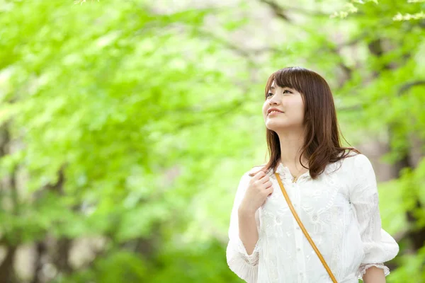 Bela Asiática Mulher Branco Vestido Parque — Fotografia de Stock
