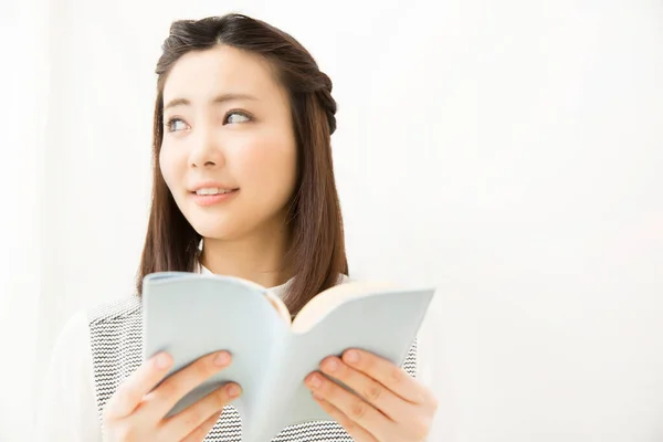 Glimlachende Jong Japans Vrouw Lezen Boek Thuis — Stockfoto