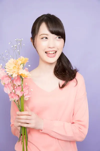 Sorridente Jovem Mulher Asiática Segurando Buquê Flores — Fotografia de Stock