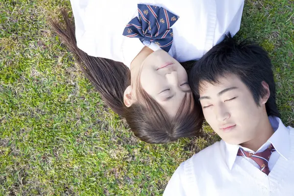 Молоді Японські Школярі Закохані — стокове фото