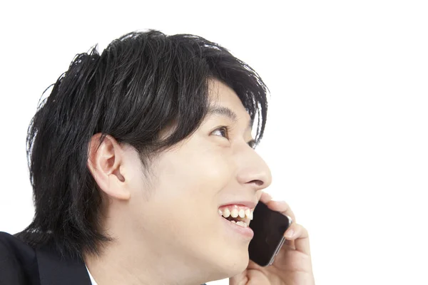 Улыбающийся Молодой Азиат Разговаривает Телефону — стоковое фото
