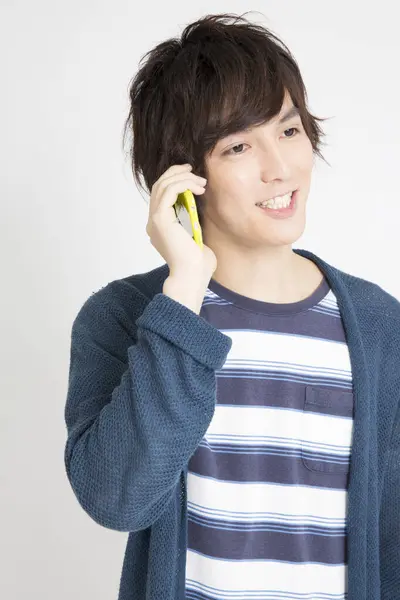 Ritratto Uomo Asiatico Abbigliamento Casual Parlando Telefono Ripresa Studio — Foto Stock