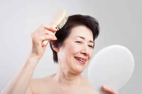 Asian Senior Woman Hair Comb — Stock Photo, Image