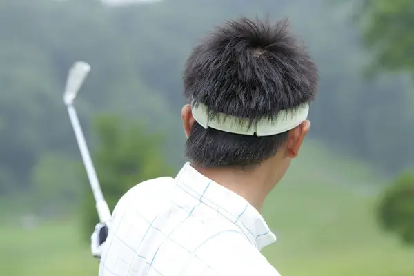 Νεαρός Ιάπωνας Που Παίζει Γκολφ Μέρα — Φωτογραφία Αρχείου