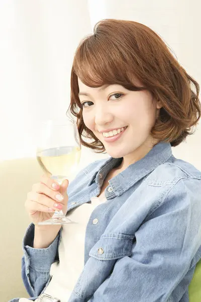 Όμορφη Ασιάτισσα Γυναίκα Ένα Ποτήρι Κρασί Χαλαρώνοντας Στον Καναπέ Στο — Φωτογραφία Αρχείου