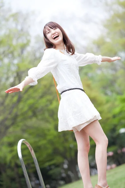 公園の白いドレスで美しいアジアの女性 — ストック写真