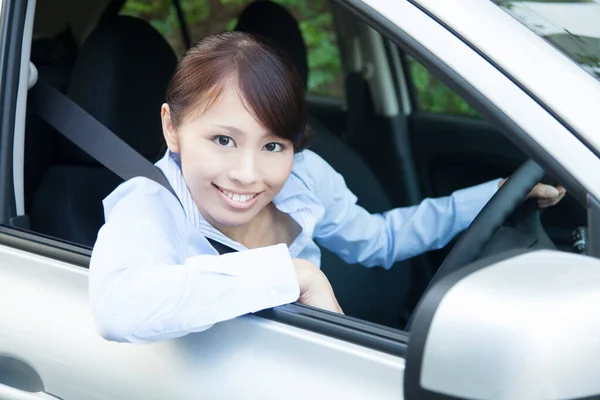 Jong Gelukkig Aziatische Vrouw Zitten Auto — Stockfoto
