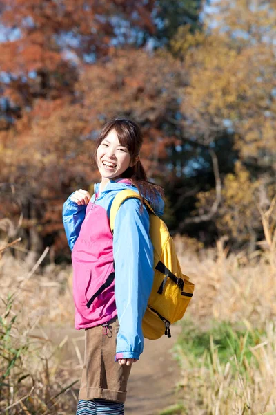 Junge Japanerin Mit Gelbem Rucksack Wandert Herbstlichen Park — Stockfoto