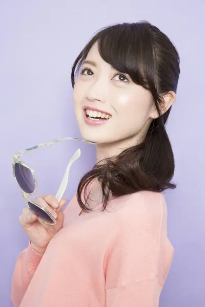 Sonriente Joven Asiática Con Gafas Sol Posando Estudio —  Fotos de Stock