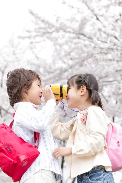 Asiatique Petite Fille Garçon Avoir Amusant Dans Printemps Parc — Photo