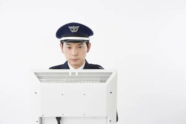 Студийный Портрет Японского Полицейского Компьютером — стоковое фото