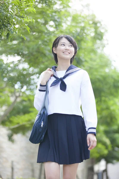 Usmívající Japonská Studentka Uniformě Pózující Parku — Stock fotografie