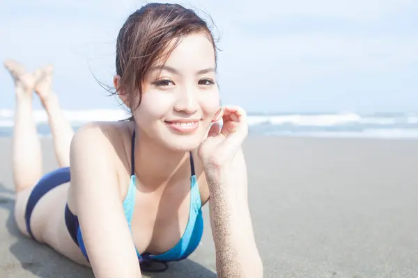 身穿泳衣的美丽的日本女人的肖像 — 图库照片