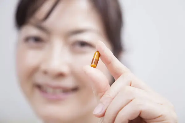 Close Asiático Mulher Tomando Remédio Pílula — Fotografia de Stock