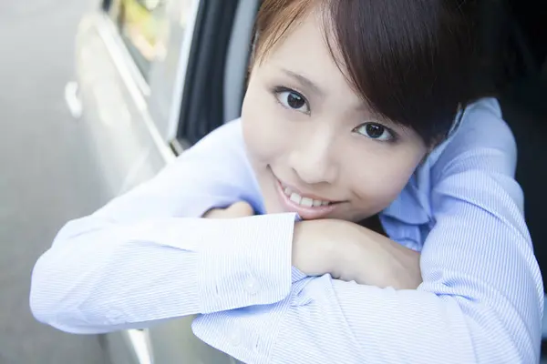 Ung Glad Asiatisk Kvinna Sitter Bilen — Stockfoto