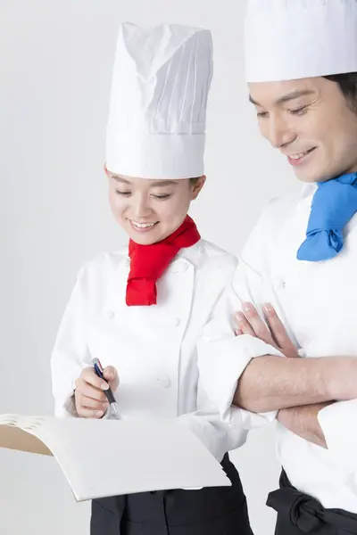 身穿白色制服的年轻日本厨师的画室肖像 — 图库照片