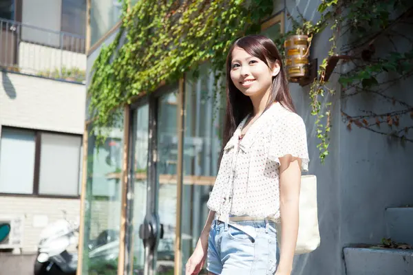 Şehirde Yürüyen Gülümseyen Japon Kadının Portresi — Stok fotoğraf