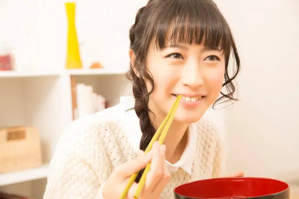 Bella Donna Giapponese Mangiare Cibo Casa — Foto Stock