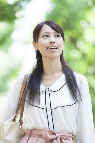 Portret Van Mooie Aziatische Vrouw Zomerpark — Stockfoto