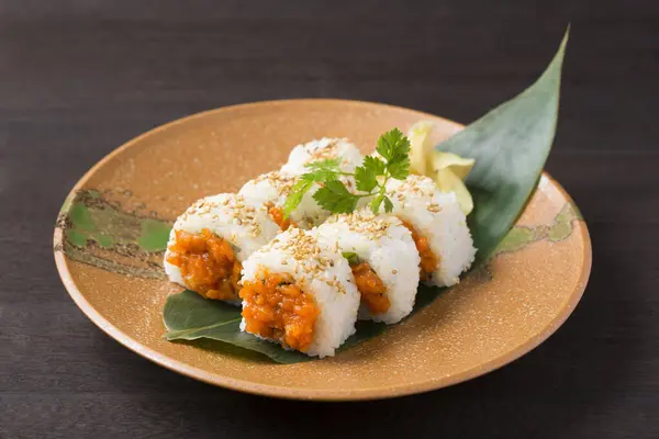 伝統的な新鮮な寿司セット 寿司メニュー 日本のキッチン レストラン シーフード アジア料理 — ストック写真