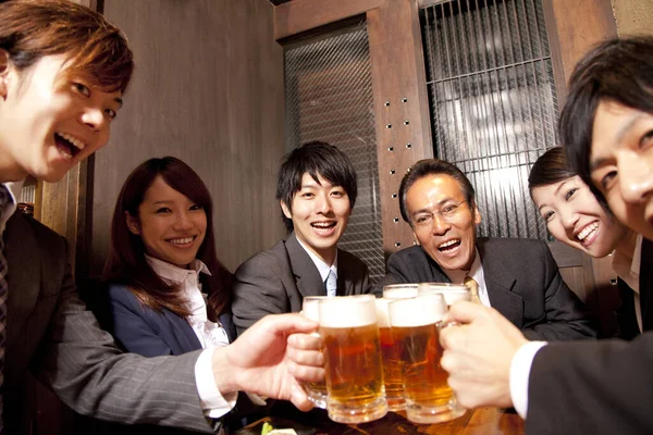 Bira Barında Oturan Bir Grup Japon — Stok fotoğraf