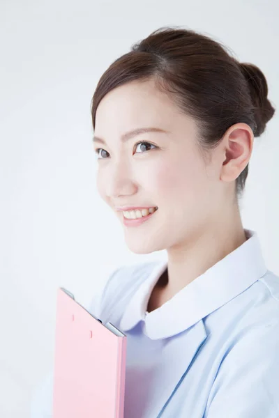 Portrait Infirmière Japonaise Tenant Presse Papiers — Photo