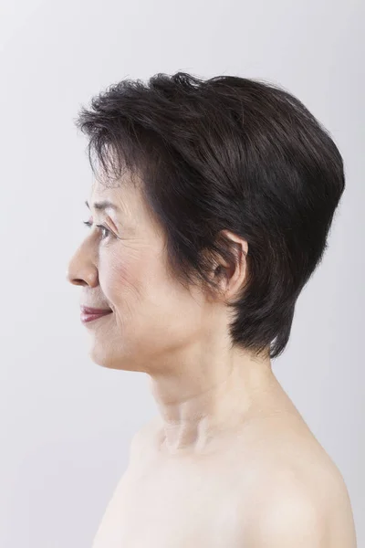 Портрет Пожилой Азиатки Голыми Плечами — стоковое фото