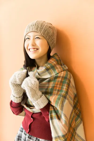 穿着温暖冬衣的年轻亚洲女人的特写 — 图库照片