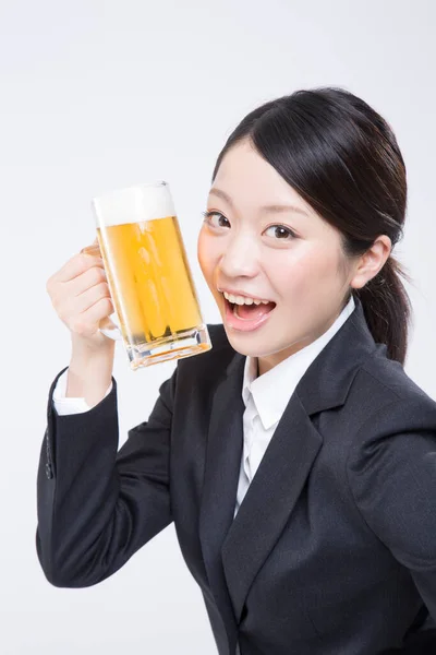 Junge Asiatische Frau Mit Einem Bier Studioaufnahme — Stockfoto