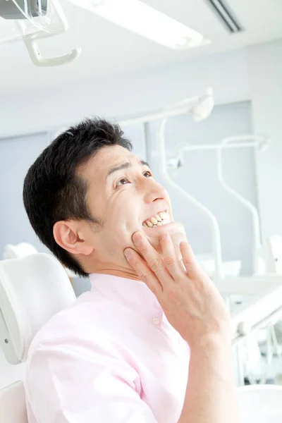 Młody Człowiek Uśmiechnięty Klinice Dentystycznej — Zdjęcie stockowe
