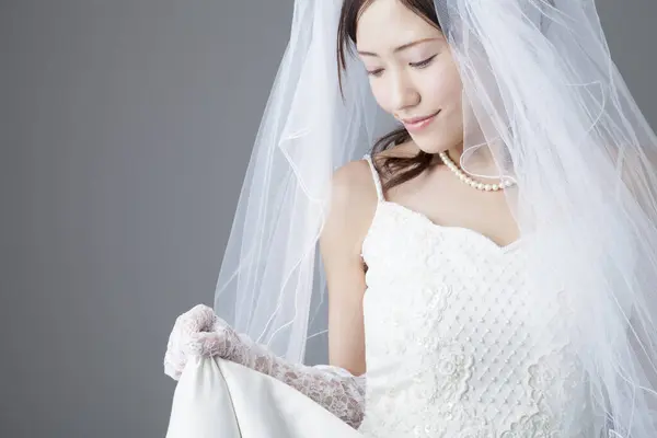 Mooie Jonge Aziatische Bruid Witte Trouwjurk — Stockfoto