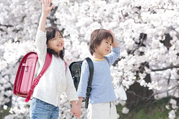 Bahar Parkındaki Tatlı Japon Kız Oğlan Eğitim Kavramı — Stok fotoğraf