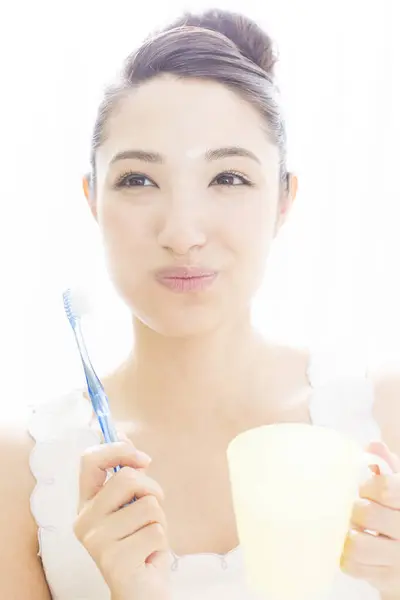 Asian Woman Brushing Her Teeth — Stock Photo, Image
