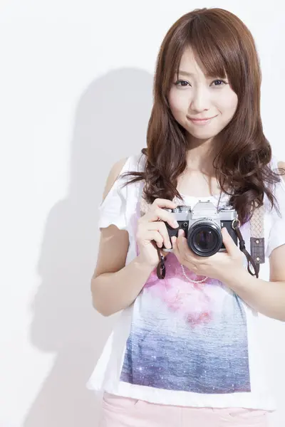 カメラを持った若いアジア人女性は — ストック写真