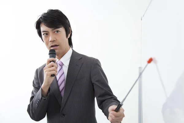Junger Japanischer Geschäftsmann Mit Mikrofon Bei Präsentation — Stockfoto